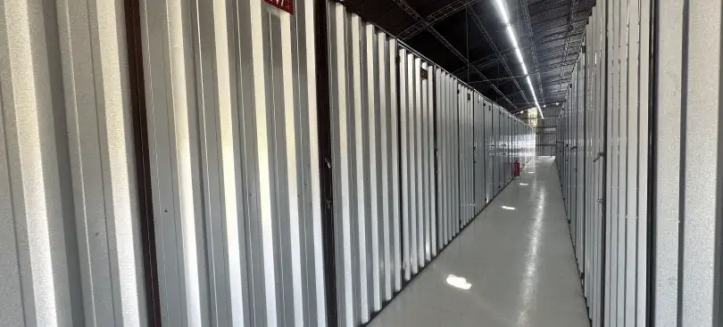 Corredor de boxes do self storage Instock em São José dos Campos